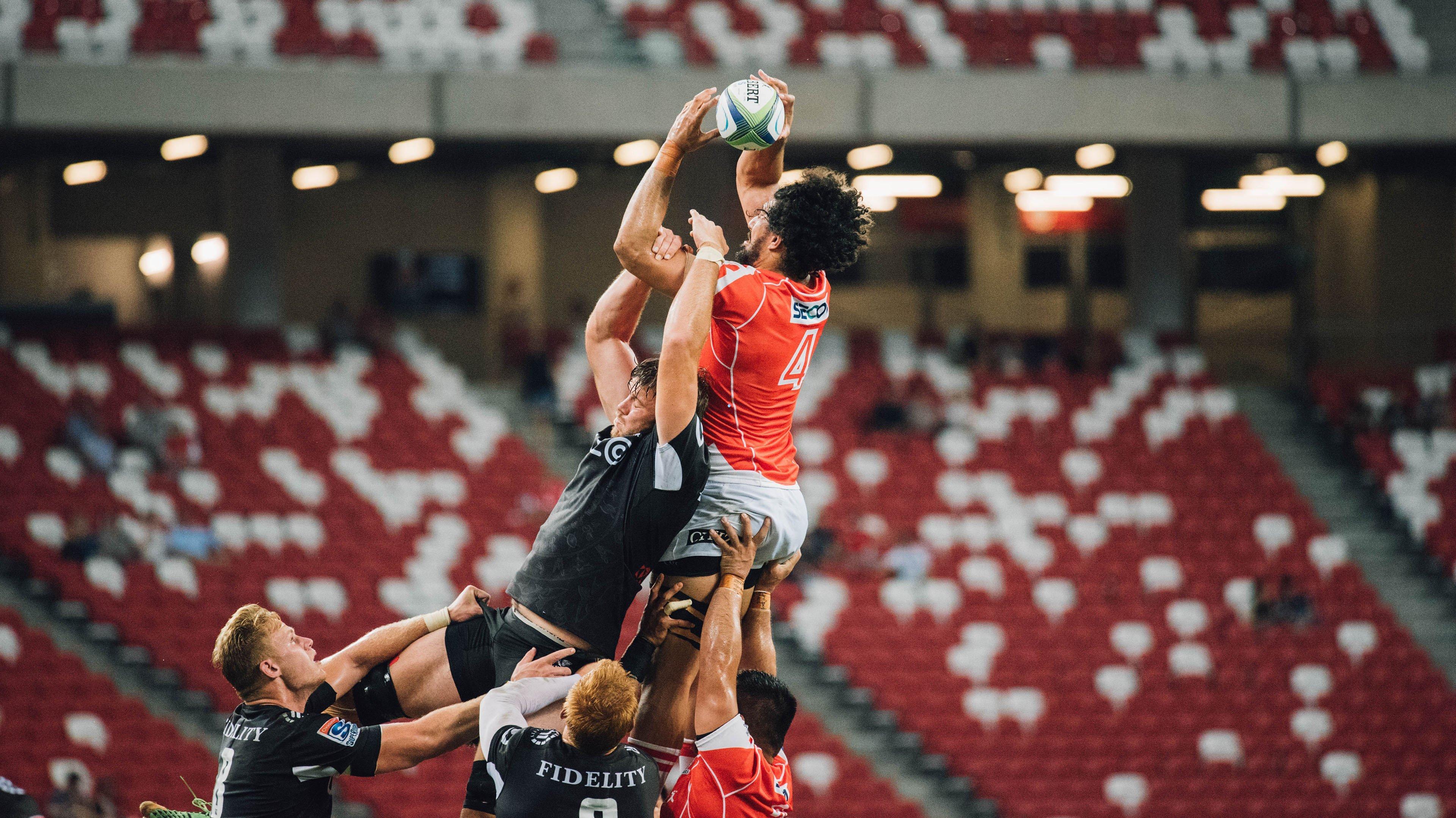温情满溢绿茵场！姆巴耶获最佳球员奖后 赠球衣致敬颁奖小男孩